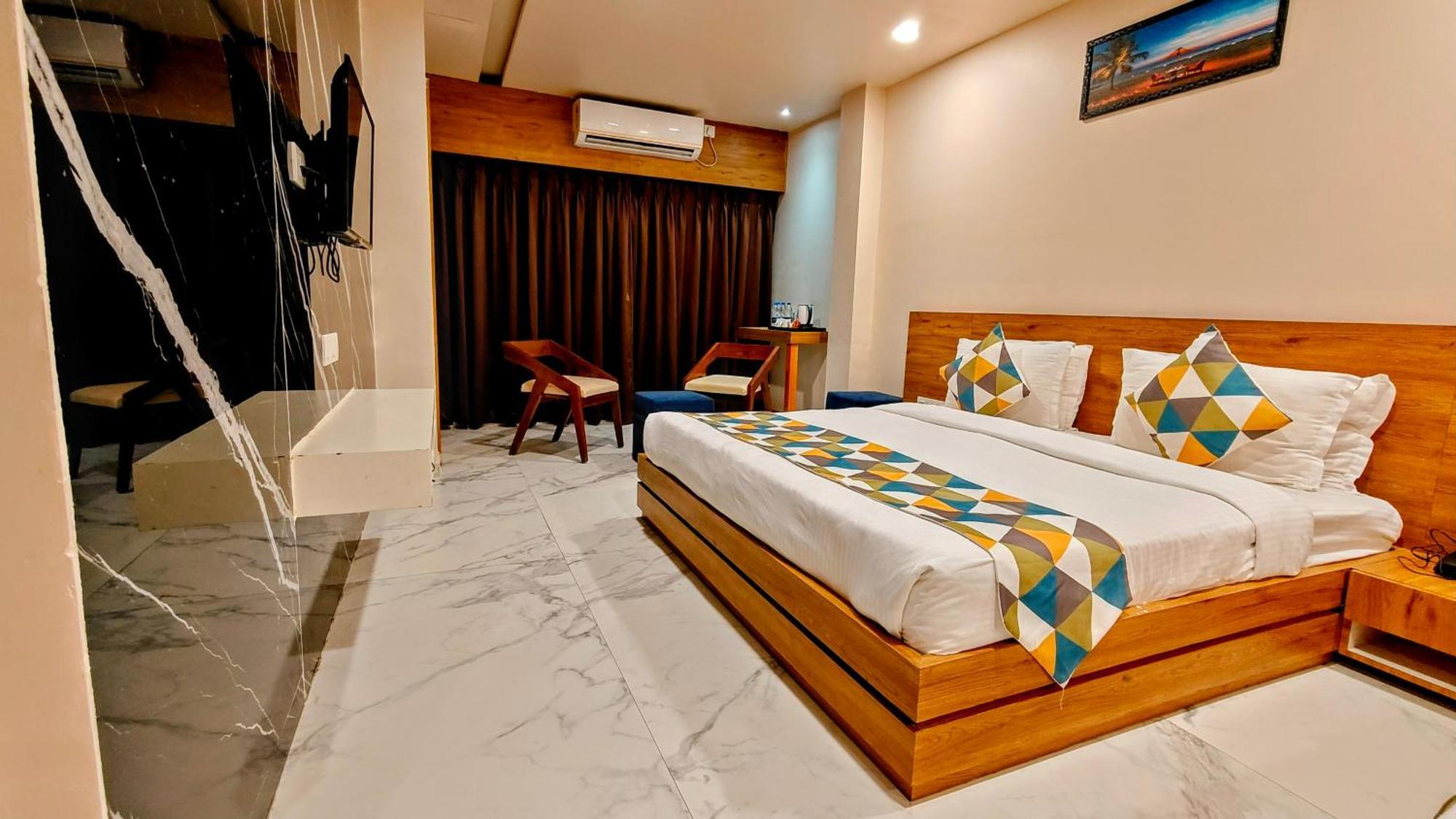 The Sky Imperial Unity Inn Garudeshwar Bagian luar foto