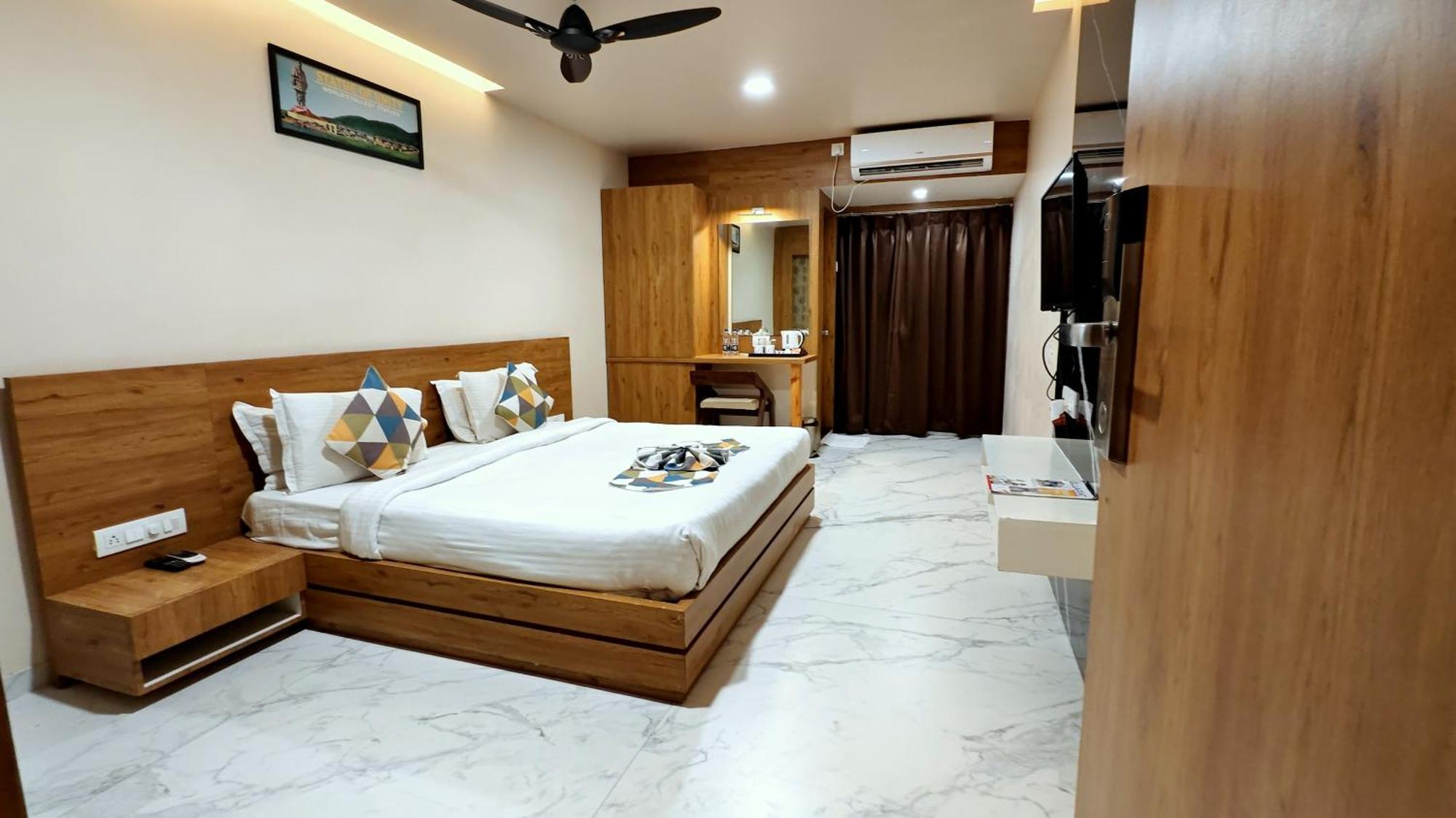 The Sky Imperial Unity Inn Garudeshwar Bagian luar foto